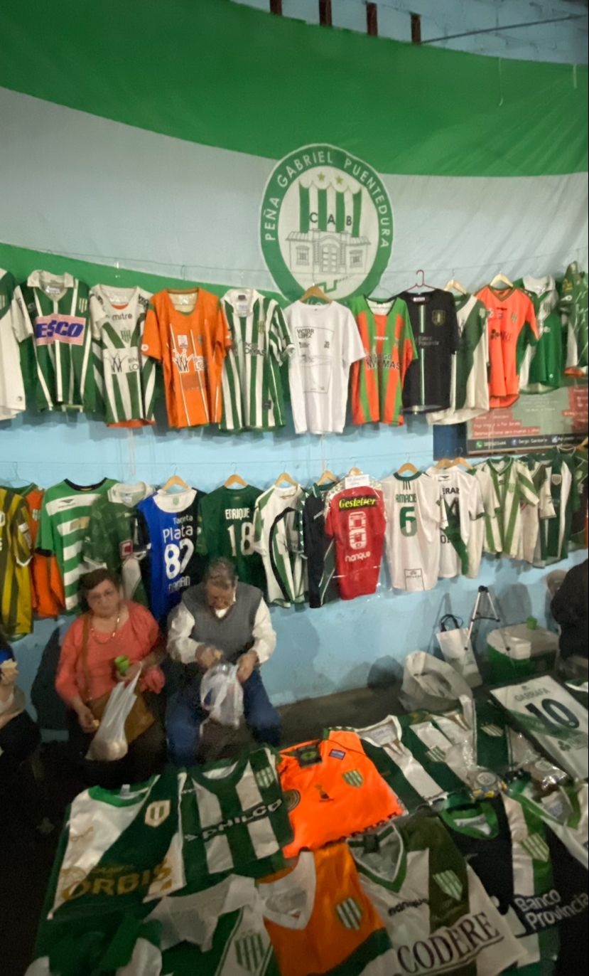 PASIÓN POR EL “TALADRO”. El stand de Sebastián con las camisetas de Banfield.