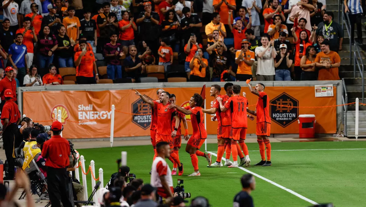 LA VICTORIA. El mexicano Héctor Herrera celebra la apertura del marcador para Houston Dynamo, que luego abrochó la clasificación a la final de la US Open Cup.