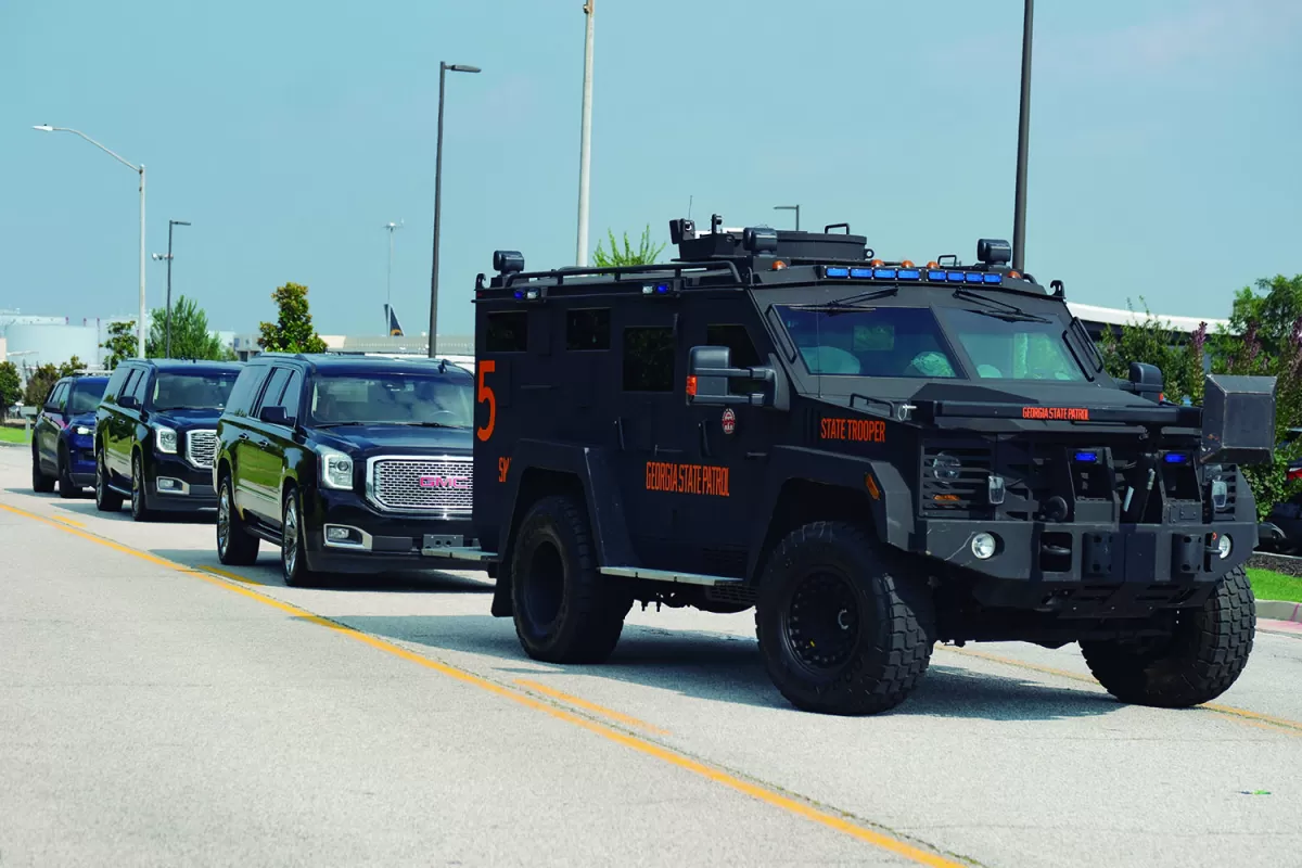 CARAVANA. Una patrulla de Georgia esperó a Trump en el aeropuerto de Hartsfield-Jackson de Atlanta. 