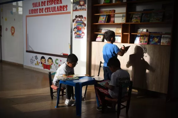 En esta sala de espera, los niños dejan el celular y leen libros