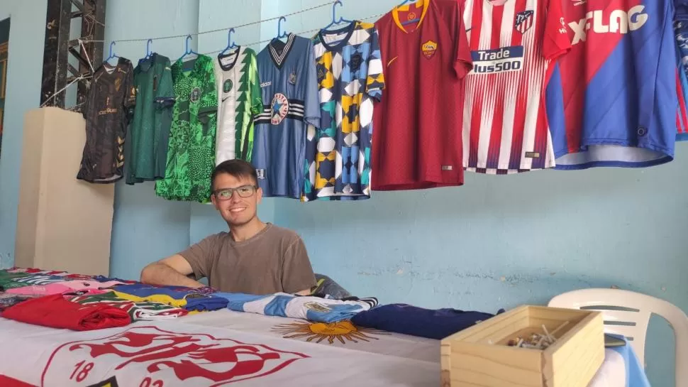 DE TODAS PARTES. Uno de los expositores fue Facundo Valero, periodista y coleccionista de camisetas de todo el mundo. 