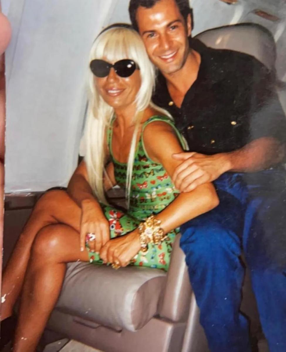 icardo Rojas con Donatella Versace a quien peinó diez años. (Foto: @hairbyricardorojas)