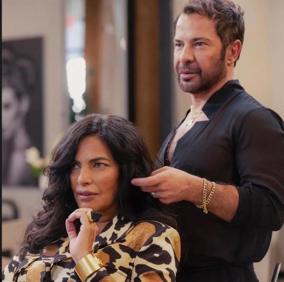 Ricardo Rojas como el estilista de Seema Patel, interpretada por Sarita Choudhury, en la serie And just like that. (Foto: @hairbyricardorojas)