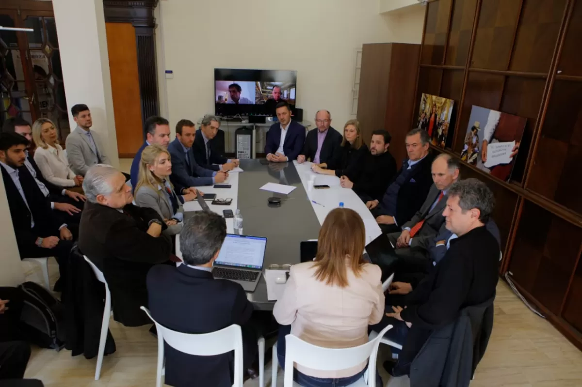 Patricia Bullrich, de espaldas, frente al equipo completo de Juntos por el Cambio / FOTO: PRENSA