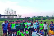 Juegan más seguros gracias a canilleras fabricadas con tapitas de botella