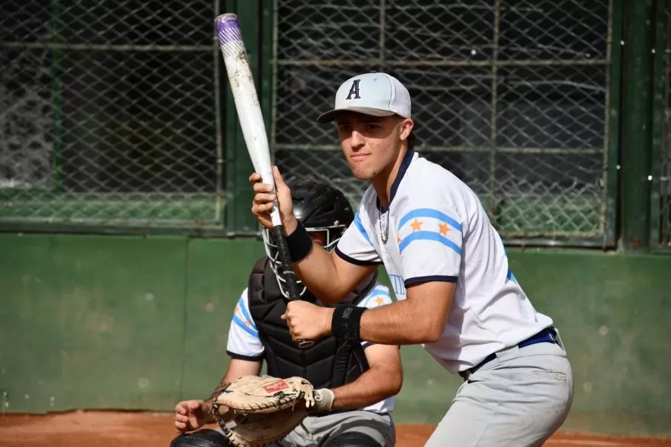 EN POSICIÓN. Tobías Zarlega, de 18 años, se prepara para batear. 