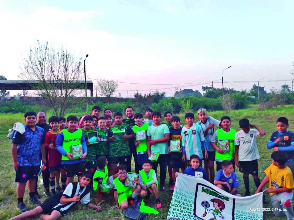 PROTEGIDOS. Los jugadores de Mágicos, uno de los equipos tucumanos que se sumó a la iniciativa de Fenikks, emprendimiento rosarino de reciclado de residuos. 