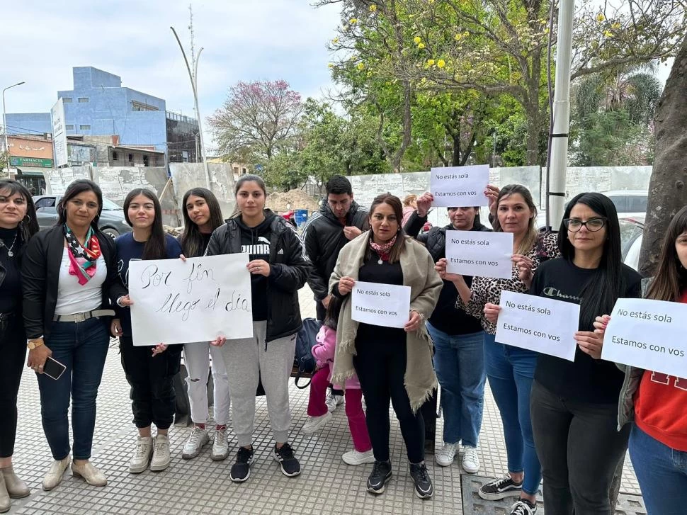 CON APOYO. Familiares y allegados de la víctima estuvieron en el Centro Judicial de Monteros para acompañarla en la audiencia.  