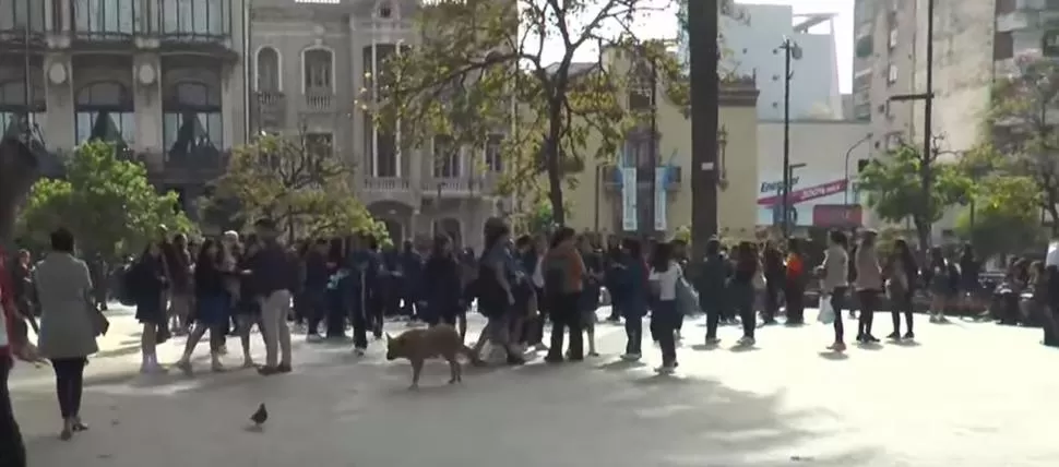 PROTOCOLO. Las alumnas de los colegios secundarios Santa Rosa y Nuestra Señora del Huerto tuvieron que ser evacuadas en Plaza Independencia. 