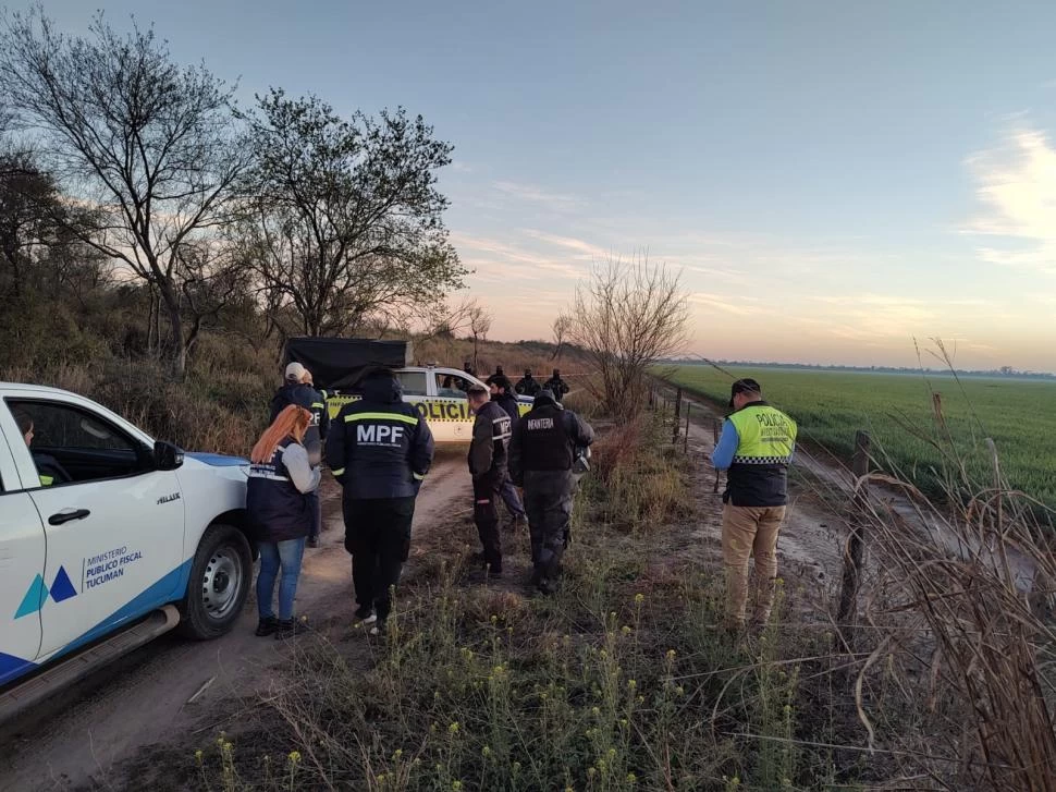 EN LA ESCENA. El fiscal Ignacio López Bustos y su equipo de investigadores en el lugar donde encontraron el cuerpo de Ostriz. 