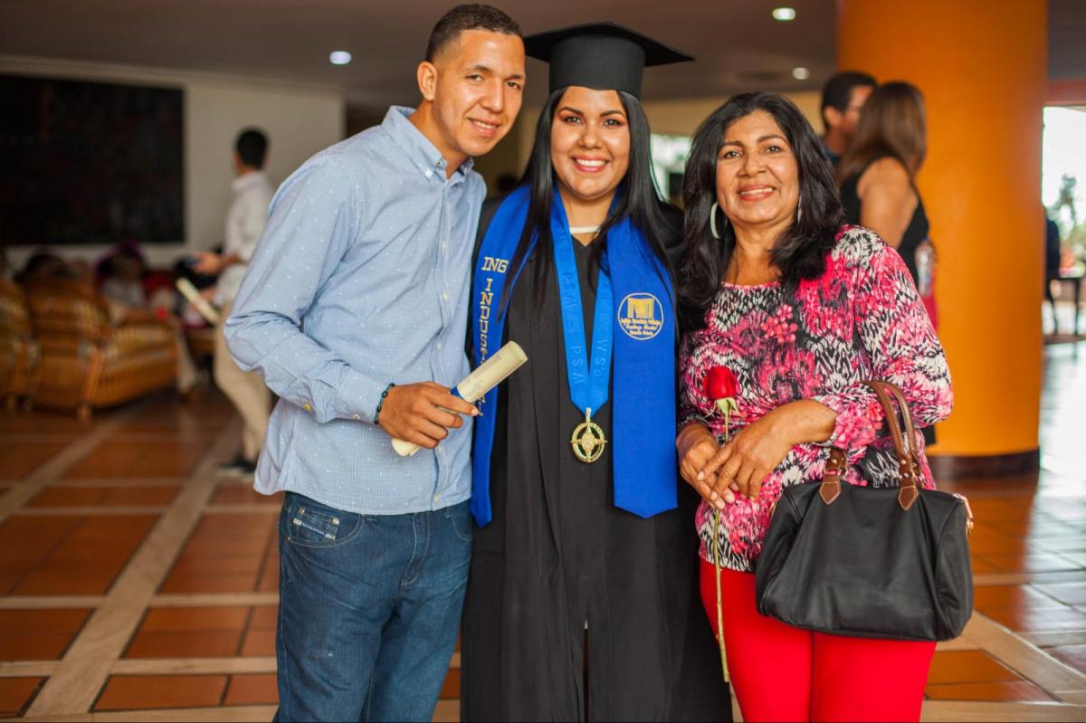 INGENIERA. Marcano el día que recibió su título en Venezuela junto a su madre y su hermano.