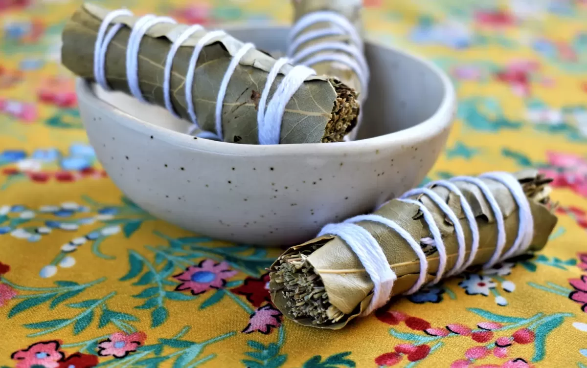 Para qué sirve quemar hojas de laurel 