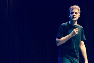 Un espectador increpó en vivo a un standupero porteño y terminó quedano en ridículo en pleno show