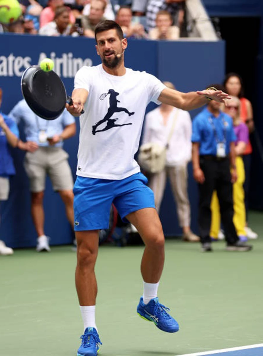 CON LO QUE SEA. Djokovic empuñó una sartén durante el Kid Days del torneo. En la acción de promoción pública, también usó una madera y un bate de béisbol.  