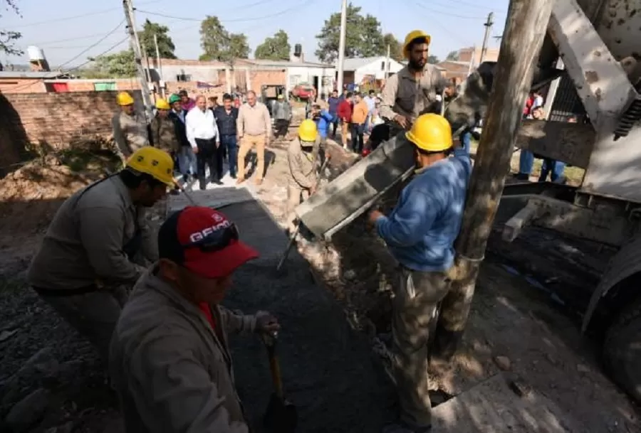 MANZUR RECORRE LAS OBRAS. 