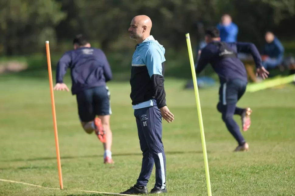 PENSATIVO. Favio Orsi (foto) y Sergio Gómez tienen una sola duda para el partido de esta noche: Ortiz y De La Fuente para el lateral derecho del equipo. 