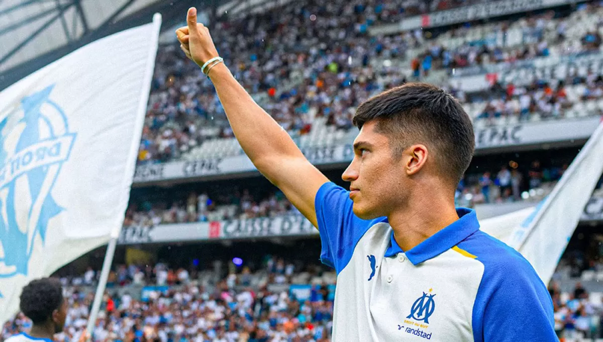 BIENVENIDA. Joaquín Correa tuvo su primer contacto con los hinchas marselleses en el estadio Vélodrome.