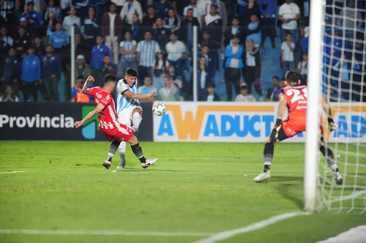 NO PUDO SER. Orihuela dispara al arco, pero la pelota rebotó en Juan Franco.