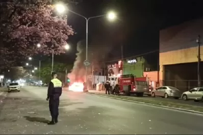 Incendio de un taxi en Roca al 300: el conductor sufrió quemaduras en el rostro