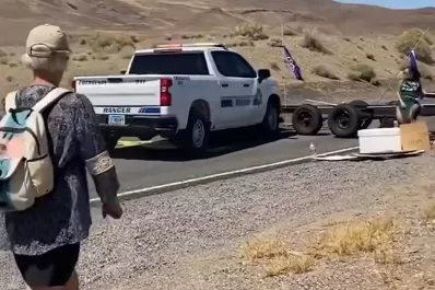 Video: la Policía estadounidense atropelló a un grupo de ambientalistas para desarmar un piquete