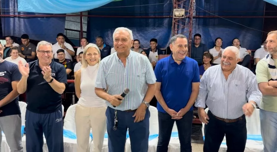 CON APOYO. En una Asamblea Extraordinaria, Pereyra fue elegido por unanimidad. En el acto de apertura del Argentino Sub-14 (foto) dio un entretenido discurso.   Foto Federación Tucumana de Voley