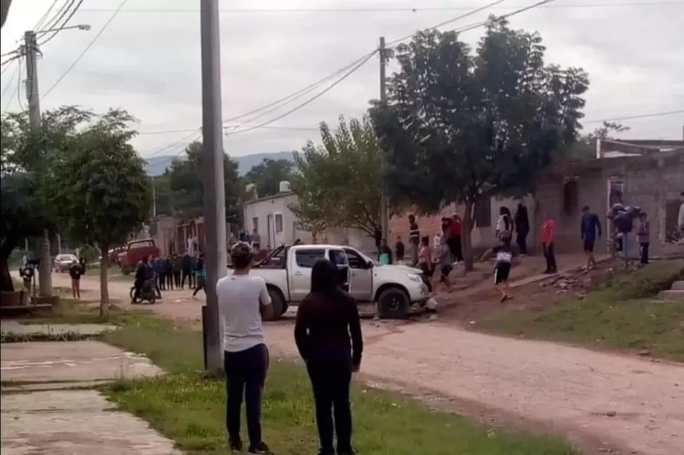 LA ESCENA. La camioneta quedó cruzada en la calle luego de la tragedia en la que una menor atropelló y mató a un niño de tres años.  