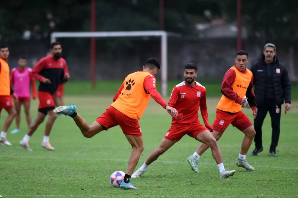 CONFIANZA. Emanuel Dening (de rojo marcando a Gervasio Nuñez) subrayó que San Martín debe aprovechar las oportunidades y vencer a Alvarado en Mar del Plata. 