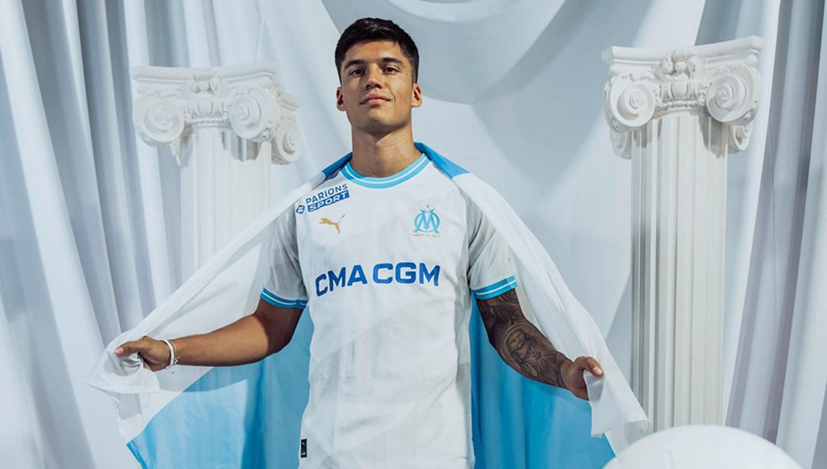 OFICIAL. Joaquín Correa posó con la camiseta número 20 de Olympique de Marsella.  