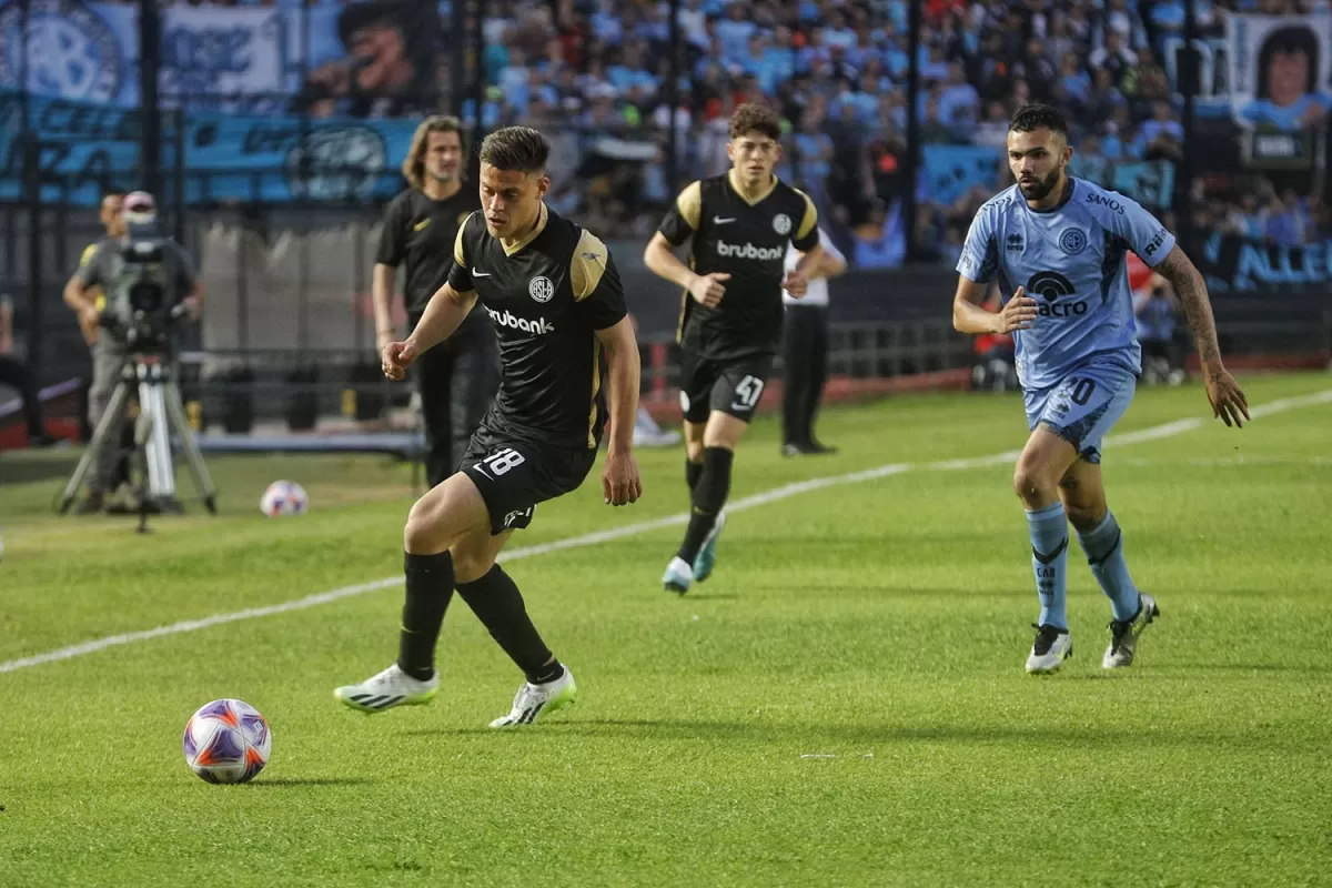 EL GOLEADOR CUMPLIÓ. Girotti conduce, perseguido por Schiapacasse.