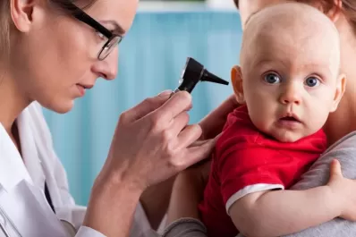 Un especialista destaca la importancia de controlar la audición de los recién nacidos