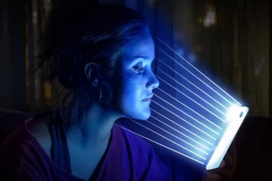 Envejecimiento digital: cuáles son los efectos de la luz azul en la piel