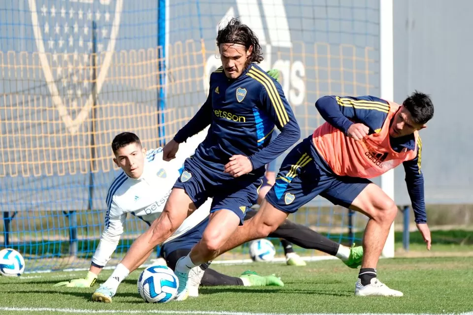 EXPERIENCIA “CHARRÚA”. Edinson Cavani es la principal carta de gol que tiene el “xeneize” para eliminar a Racing.