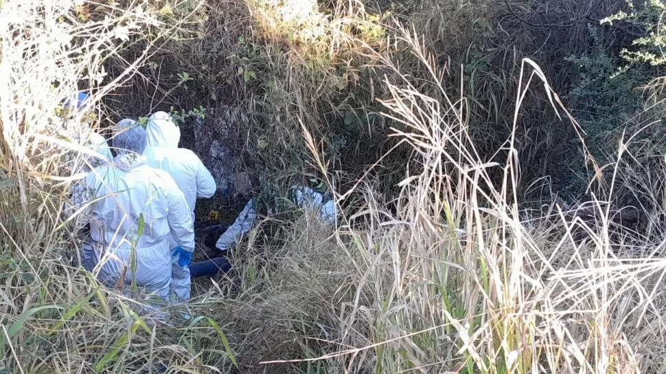 EN LA ESCENA. Lautaro Ostriz fue asesinado de dos golpes en la cabeza y su cuerpo fue arrojado en medio de los matorrales en Estación Aráoz. 