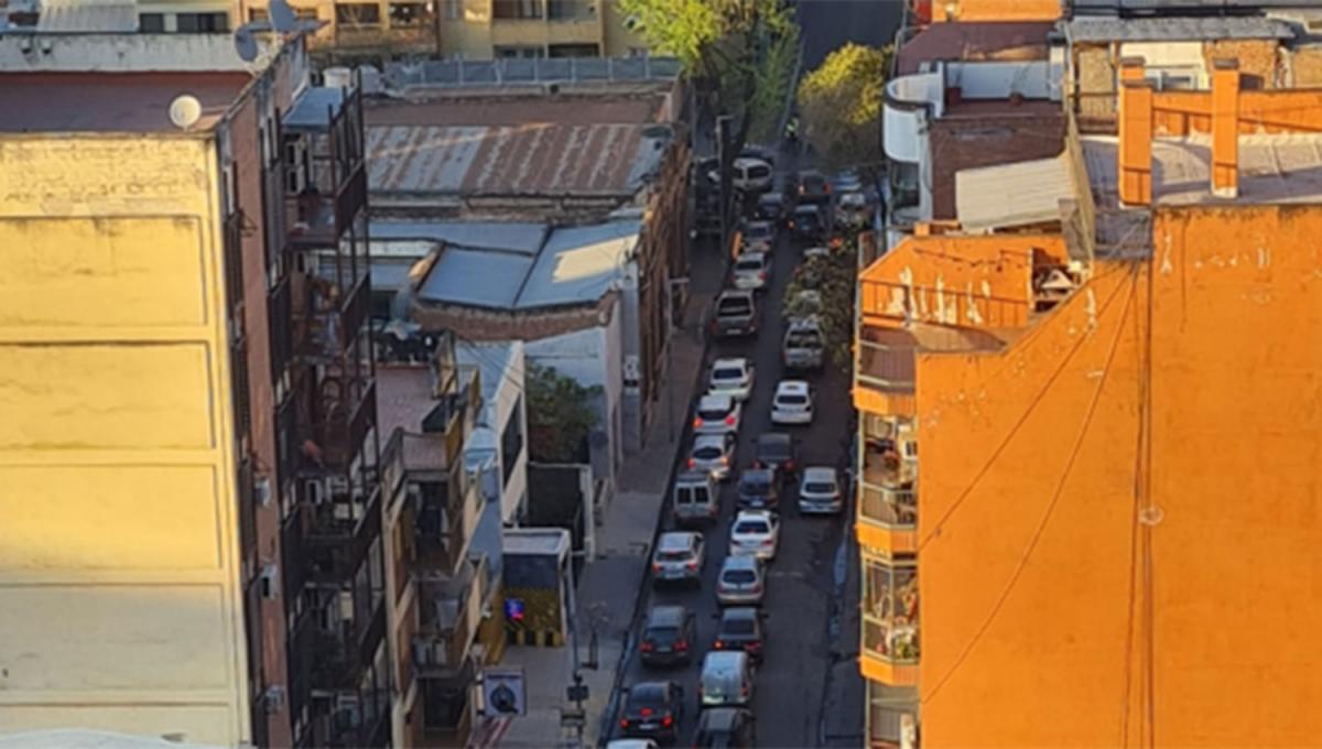 EMBOTELLAMIENTO. El corte en el colegio del Huerto provocó largas colas en el microcentro durante la mañana.