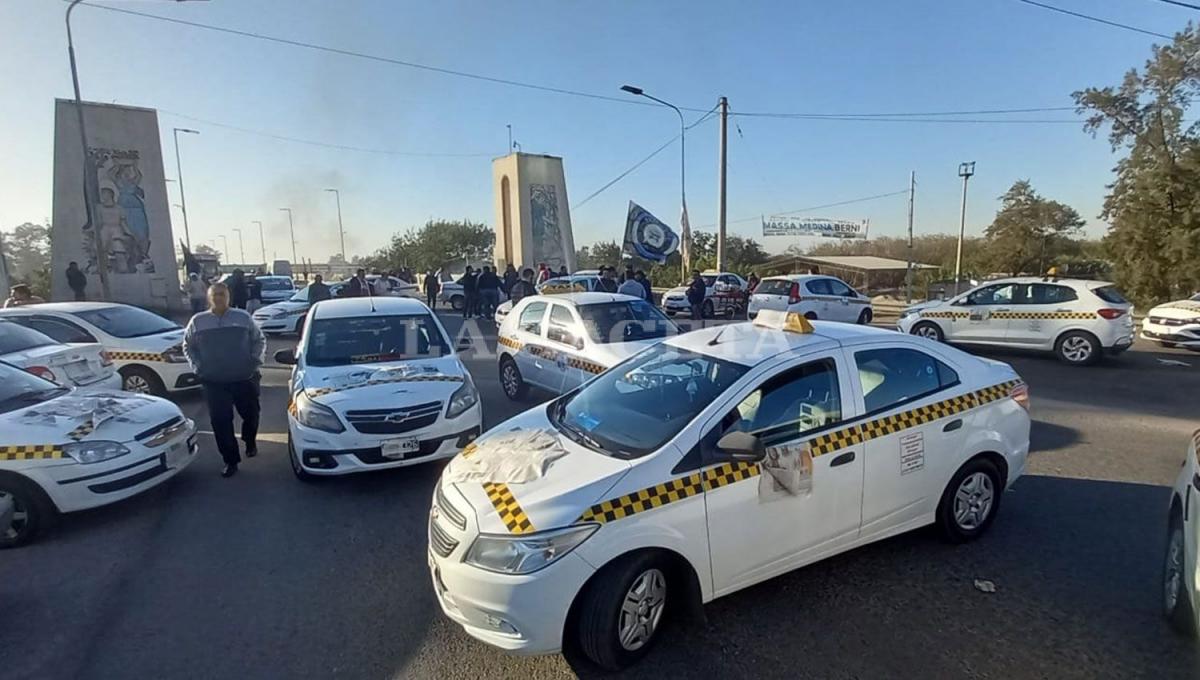 RECLAMOS. Los choferes de taxis se apostaron en el puente Lucas Córdoba y prometen movilizarse a la plaza Independencia.