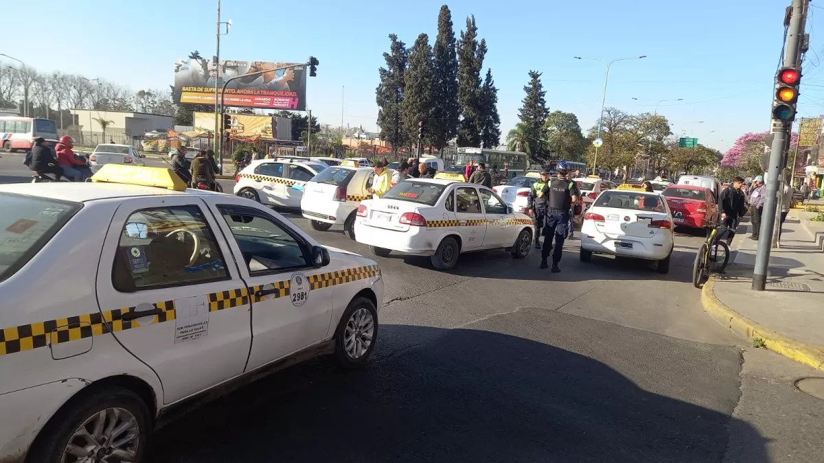 Los taxistas protestaron ayer contra Uber.