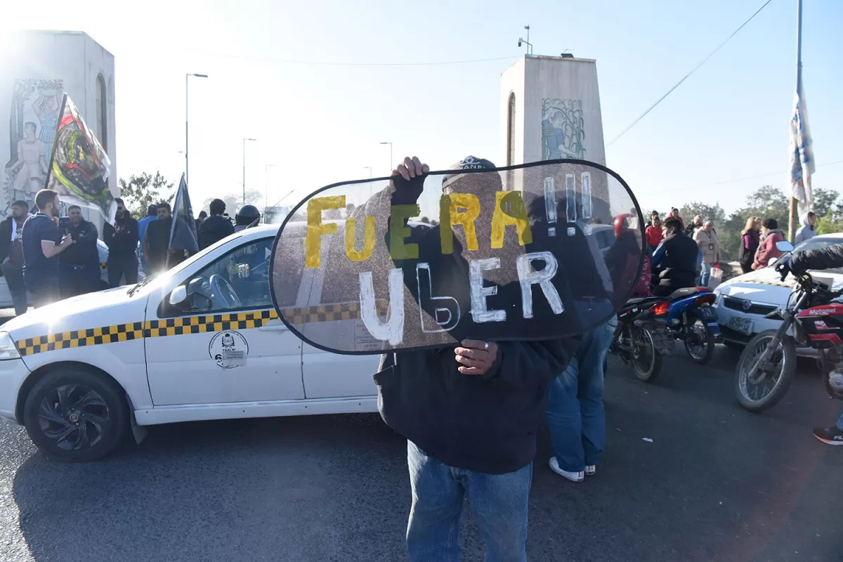 “COMPETENCIA DESLEAL”. Los taxistas autoconvocados casi situaron la ciudad el martes contra Uber.