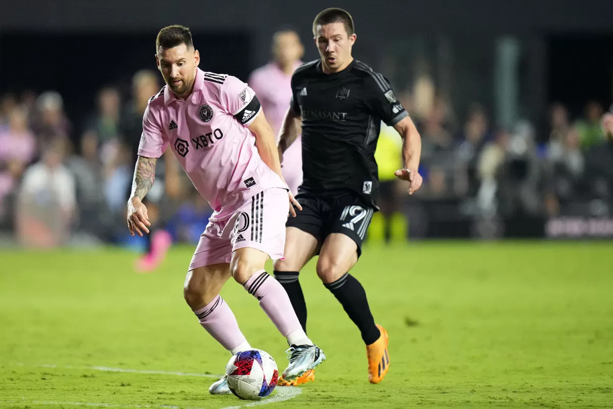 CON LA PELOTA DOMINADA. Messi trata de escapar de la marca de Alex Muyl.