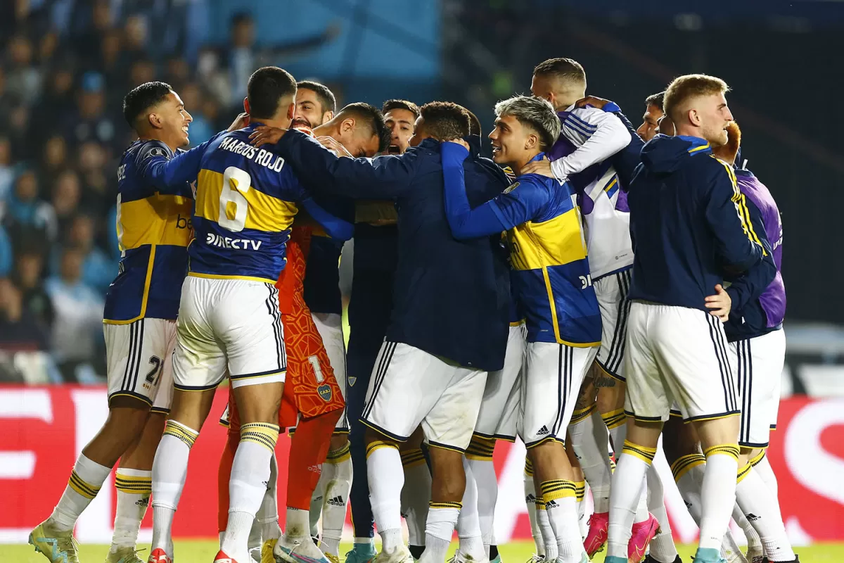 DUEÑO DE LA NOCHE. En el medio del festejo está Romero, insultado por la gente de Racing y abrazado por todo Boca.