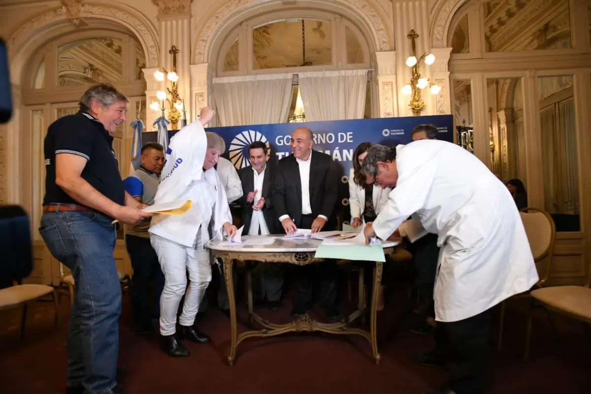 MOMENTO DE LA FIRMA DEL ACUERDO entre el gobernador y los gremios. 