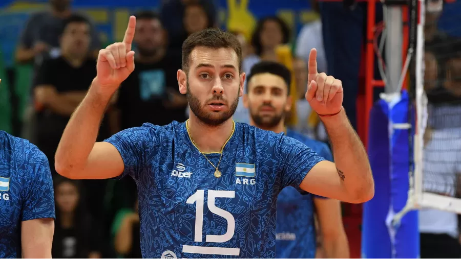 El espectacular gesto futbolístico de un jugador de voley de la Selección en pleno partido contra Brasil.