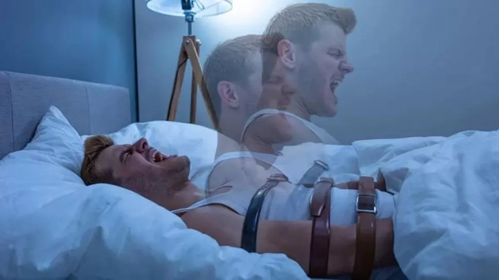 COMO UNA “PELEA INTERNA”. Sucede que una sección del cerebro se despierta mientras el cuerpo permanece momentáneamente sin movimiento. 