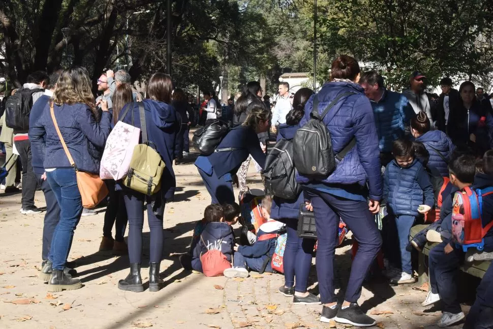 EVACUADOS. Alumnos del Tulio y del María Auxiliadora, en el parque LA GACETA / FOTO DE ANALIA JARAMILLO