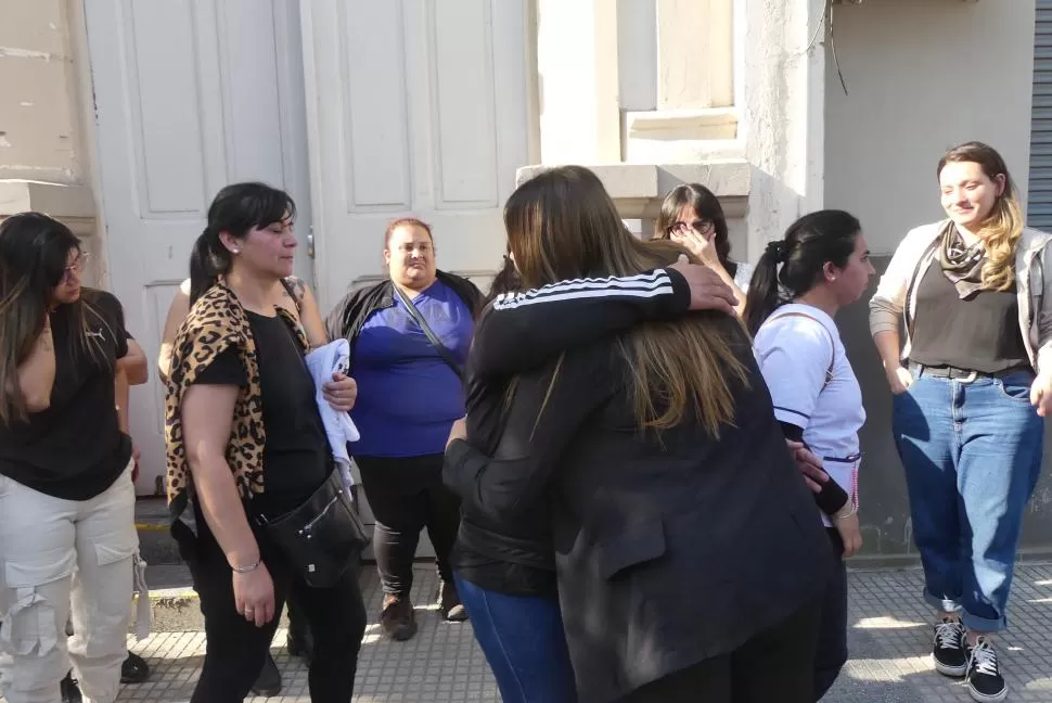 UN LARGO DESAHOGO. La víctima del ataque recibe el abrazo de una allegada luego de haber finalizado la audiencia donde se llegó al acuerdo. 