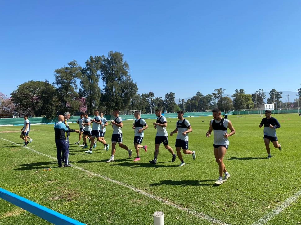 EL NUEVO OBJETIVO. Tras el empate con Instituto y con el mercado de pases a horas de cerrarse, Atlético se entrenó en el predio bajo las órdenes de la dupla. 