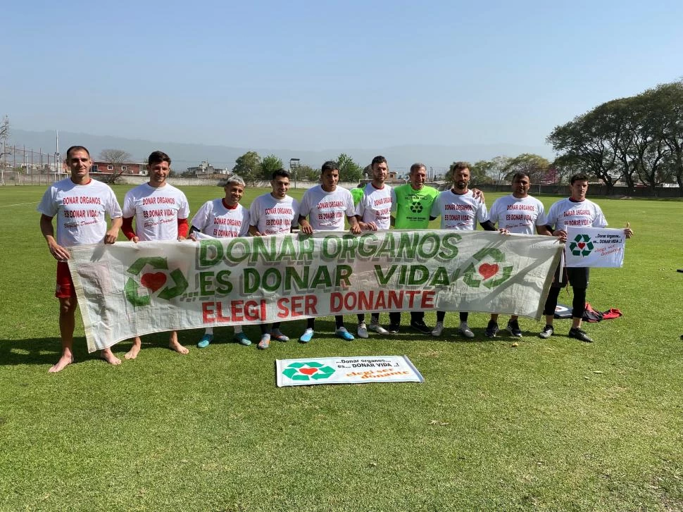 POR LA CAUSA. Tras la práctica, el plantel posó con camisetas y banderas. 