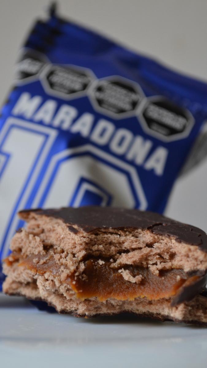 Un alfajor de chocolate relleno con dulce de leche al mejor estilo argentino 