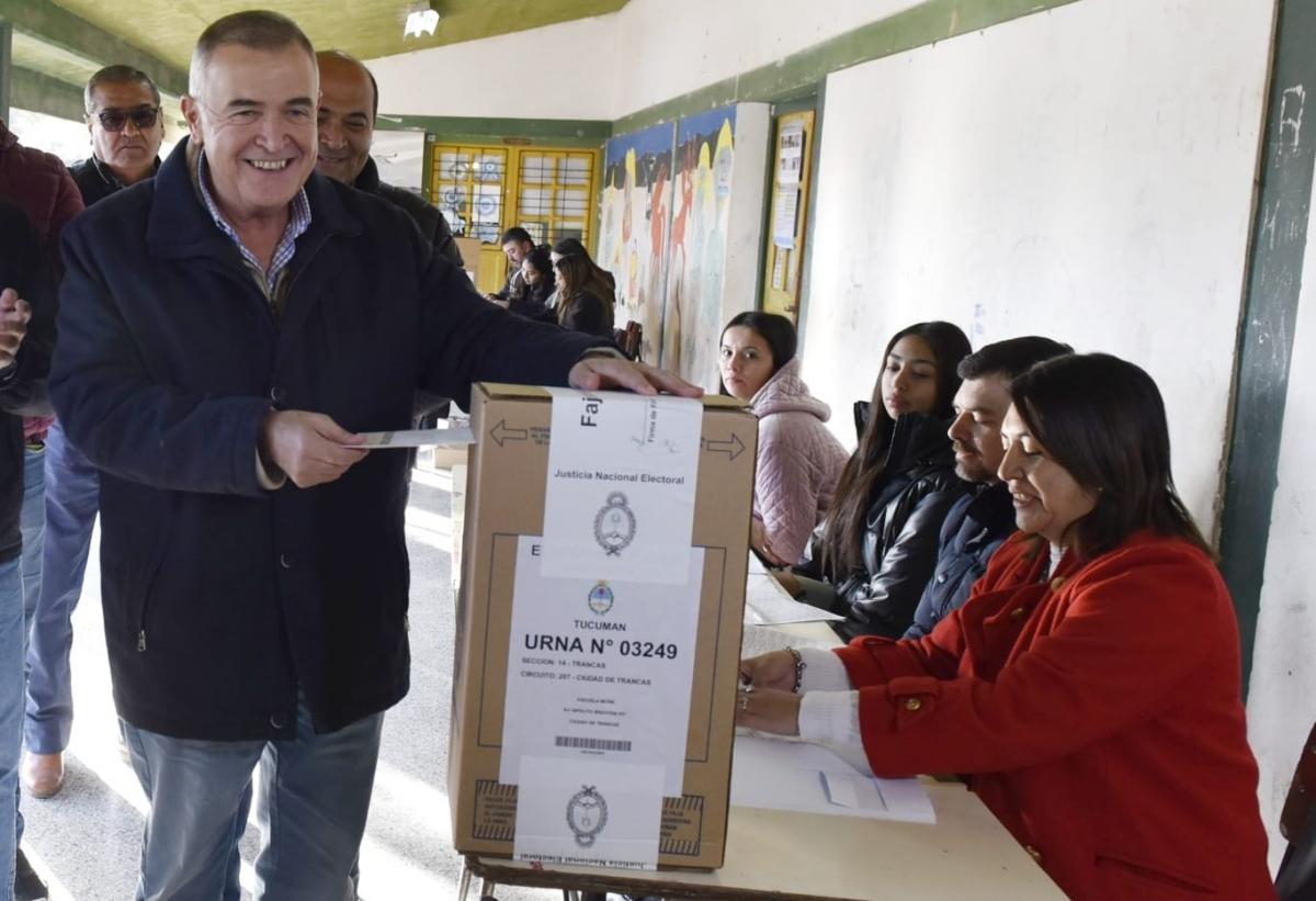 VICEGOBERNADOR. Osvaldo Jaldo coloca el sobre en la urna. Foto de Twitter