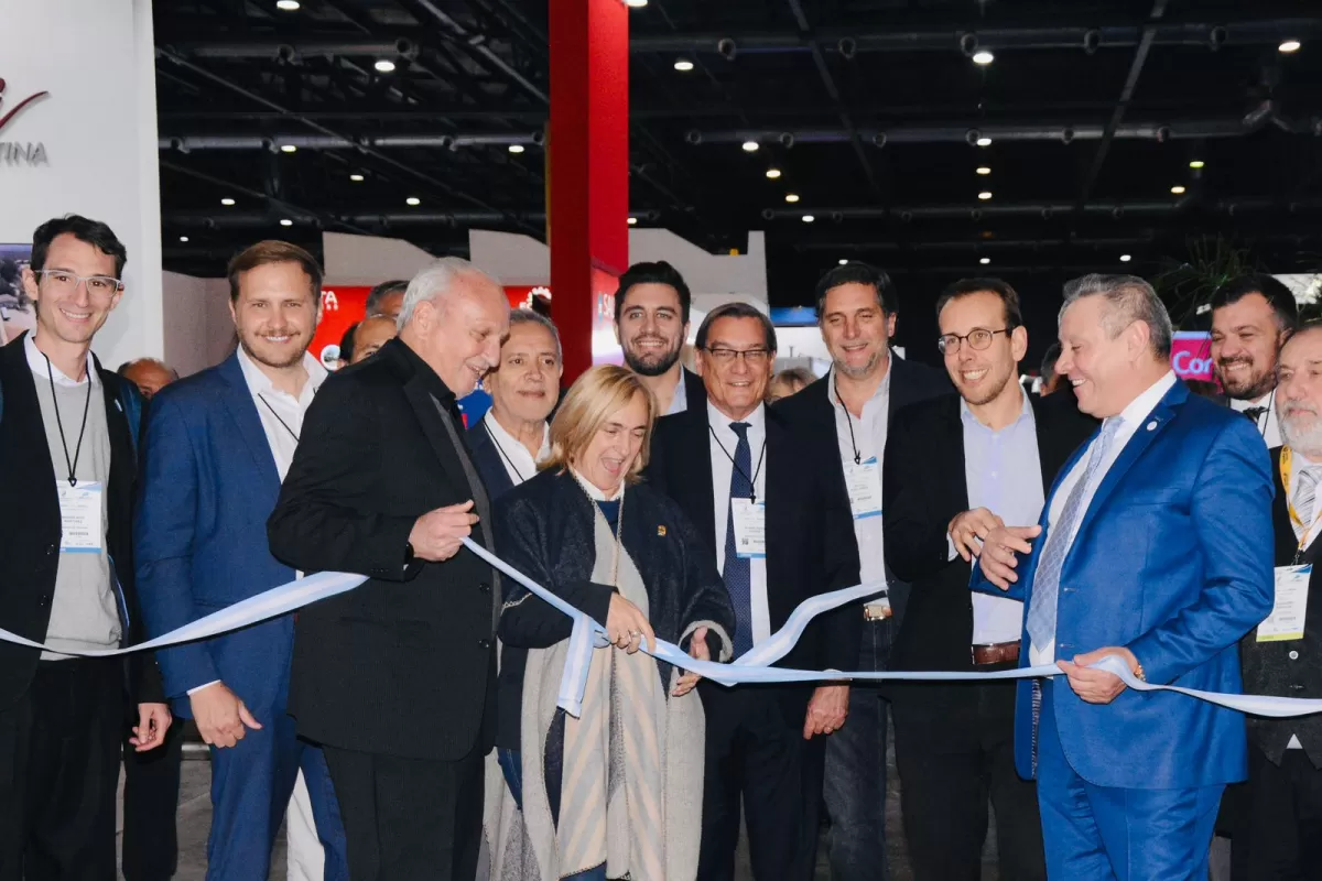 ENCUENTRO FRUCTÍFERO. Integrantes de la comitiva tucumana junto a Rosato y Games.