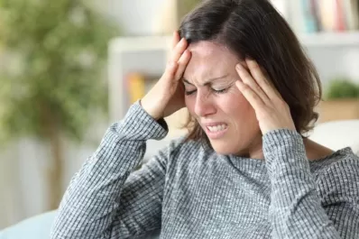 ¿Por qué las mujeres sufren más y peores migrañas que los hombres?